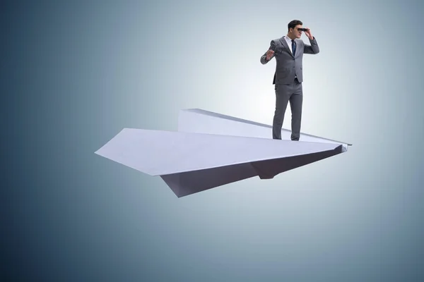 Biznesmen lecący papierowym samolotem w koncepcji biznesowej — Zdjęcie stockowe