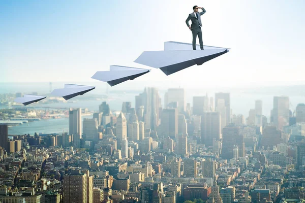 Az üzleti koncepcióban papírrepülőn repülő üzletember — Stock Fotó