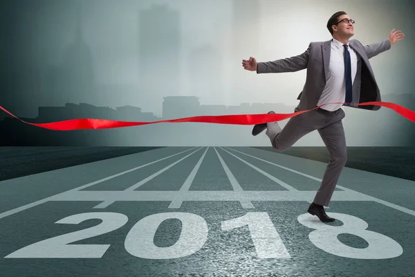 Бізнесмен біжить до нового року 2018 — стокове фото