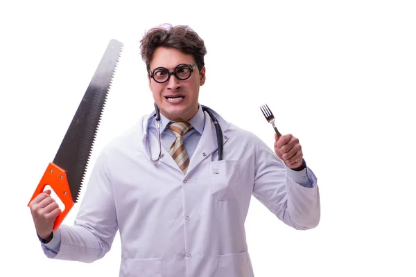 Grappige dokter met zaag geïsoleerd op wit — Stockfoto