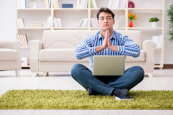 Junger schöner Mann sitzt zu Hause auf dem Fußboden — Stockfoto