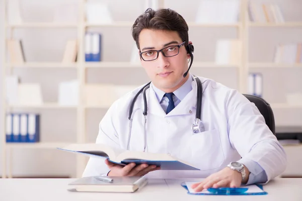 Jeune homme médecin dans le concept médical — Photo