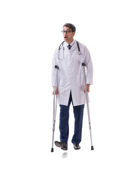 Молодой врач, стоящий изолированный на белом фоне — стоковое фото