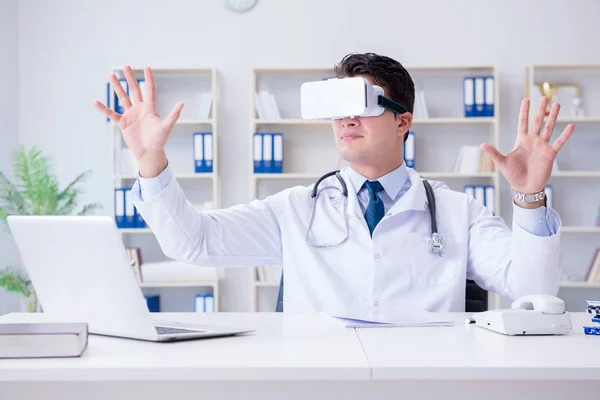 Joven médico con auriculares de realidad virtual vr trabajando en el offi —  Fotos de Stock