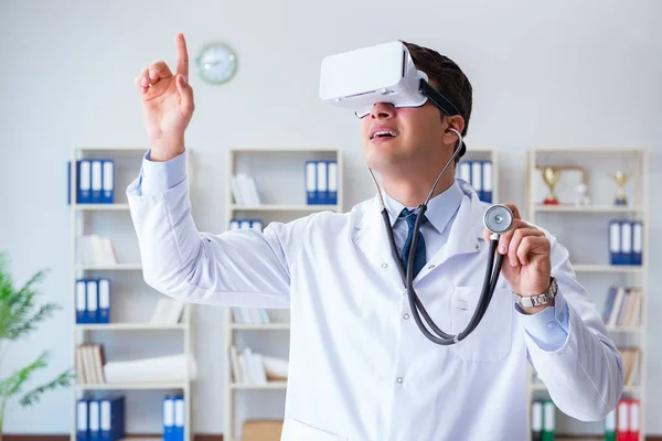 Joven médico con auriculares de realidad virtual vr trabajando en el offi —  Fotos de Stock