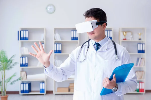 Joven médico con auriculares de realidad virtual vr trabajando en el offi —  Fotos de Stock