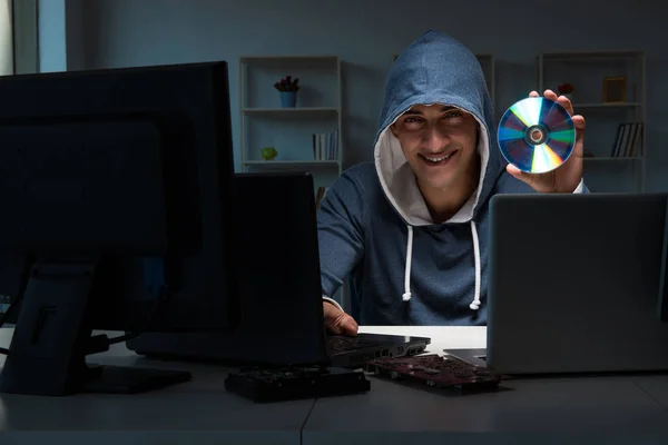 Haker hakerski komputer w nocy — Zdjęcie stockowe
