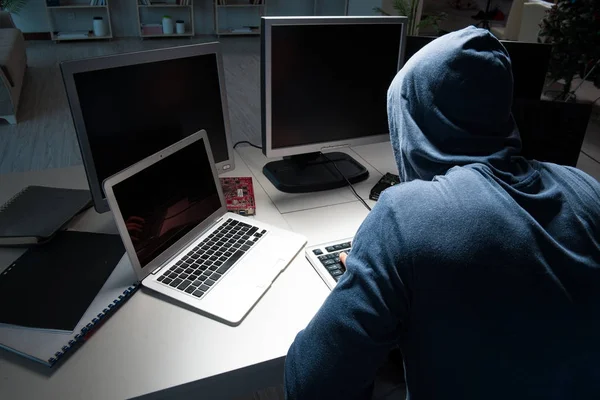 Hacker hacker számítógép éjjel — Stock Fotó