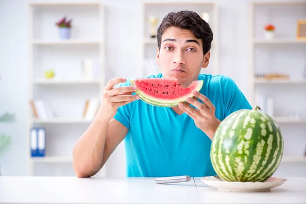 Hombre comiendo sandía en casa — Foto de Stock