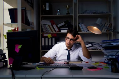 İş adamı ofiste geç saatlere kadar çalışıyor.