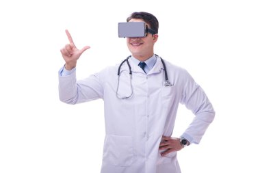 Beyaz ba izole bir vr sanal gerçeklik kulaklık giyen doktor