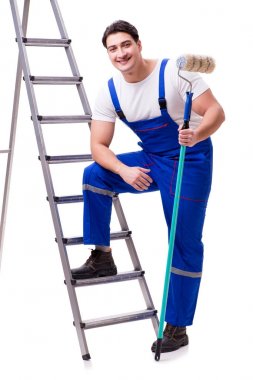 Beyaz arka planda merdiveni olan genç ressam.