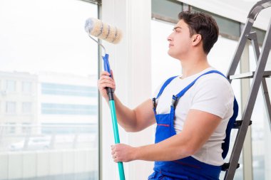 İnşaat alanında çalışan bir boyacı.