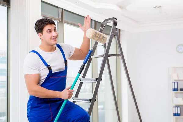 Reparador de pintor trabalhando no canteiro de obras — Fotografia de Stock