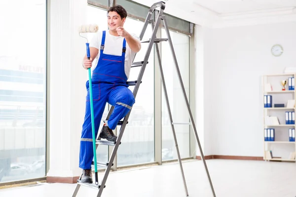 Pintor reparador trabajando en el sitio de construcción —  Fotos de Stock