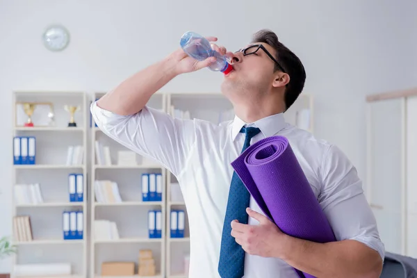 Empresario preparándose para hacer ejercicio en el gimnasio —  Fotos de Stock