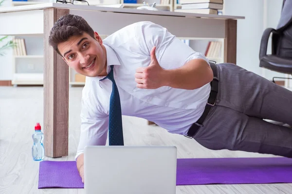 Empresario haciendo deportes en su espacio de oficina — Foto de Stock