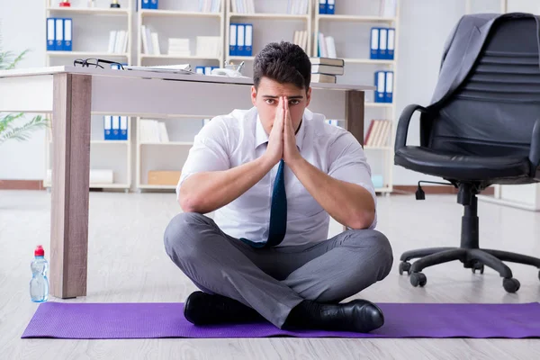 Férfi meditál az irodában, hogy megbirkózzon a stresszel — Stock Fotó