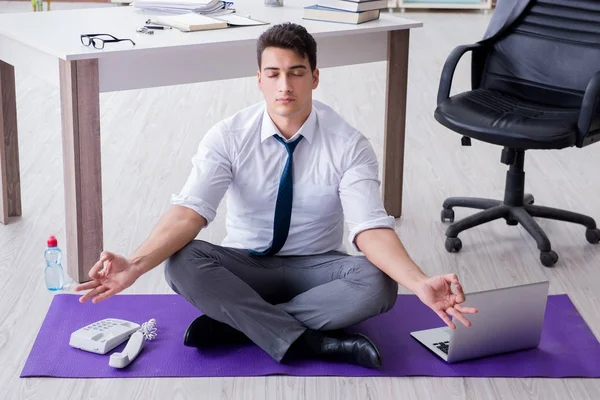 Férfi meditál az irodában, hogy megbirkózzon a stresszel — Stock Fotó