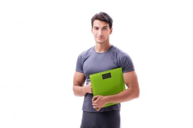 Spor ve sağlık konsepti tartısı olan adam beyazlara izole edilmiş.