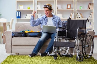 Pasif adam dizüstü bilgisayarla internetten seyahat rezervasyonu