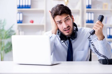 Ofiste çalışan çağrı merkezi çalışanı