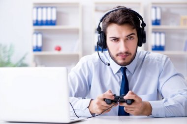 Ofisteki işadamı oyuncu oyunlar oynuyor