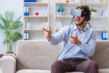 Öğrenci oyuncu evde oyun oynuyor