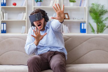 Öğrenci oyuncu evde oyun oynuyor