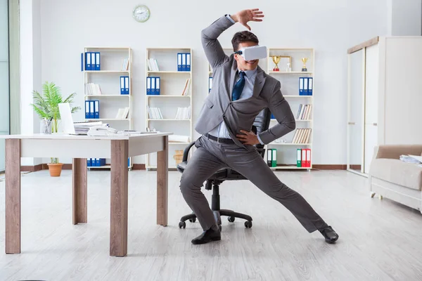オフィスでVRメガネをかけて運動するビジネスマン — ストック写真