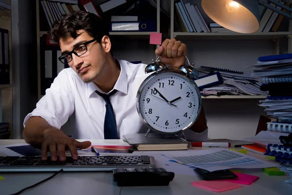 Επιχειρηματίας που εργάζεται ως αργά στο γραφείο — Φωτογραφία Αρχείου