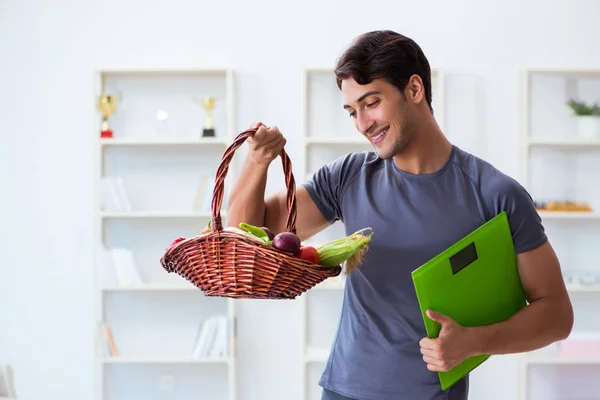 L'uomo promuove i benefici di una sana alimentazione e fare sport — Foto Stock