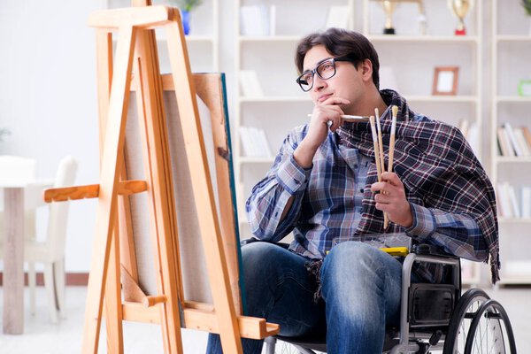 Картина художника-инвалида в студии