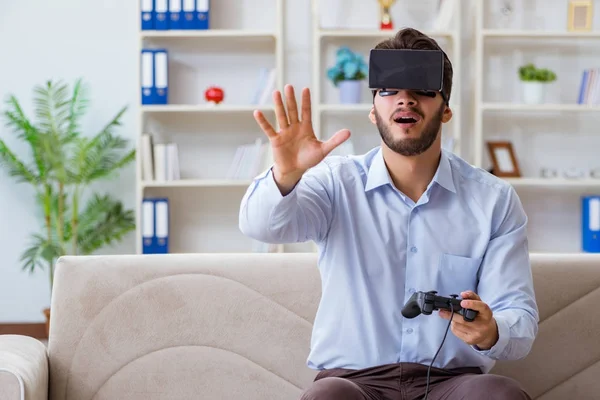 Estudiante gamer jugando juegos en casa — Foto de Stock