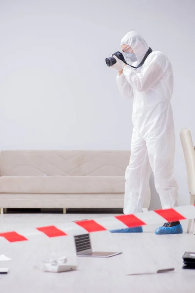 Forensic expert at crime scene doing investigation — Stock Photo, Image