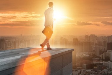 İş adamı iş konseptinde yeni zorluklara hazır