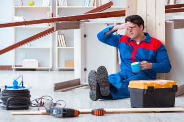 Genç marangoz kendini kötü hissetmekten yoruldu.