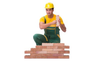 Yakışıklı inşaat işçisi tuğla duvar inşa ediyor.