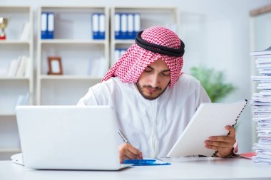 Ofiste çalışan Arap işadamı bir Pi ile evrak işi yapıyor.