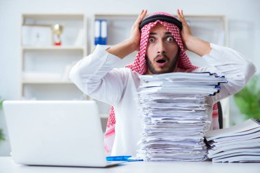 Ofiste çalışan Arap işadamı bir Pi ile evrak işi yapıyor.