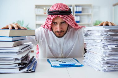 Ofiste çalışan Arap işadamı bir Pi ile evrak işi yapıyor.