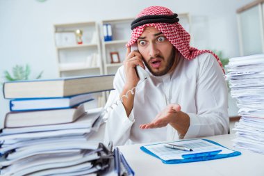 Ofiste çalışan Arap işadamı bir Pi ile evrak işi yapıyor.