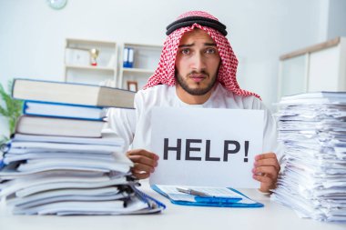 Ofiste çalışan Arap işadamı bir Pi ile evrak işi yapıyor.