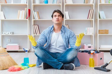 Adam evi temizliyor.