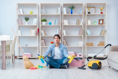 Adam evi temizliyor.