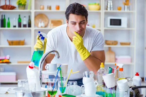 Mann frustriert über Geschirrspülen — Stockfoto