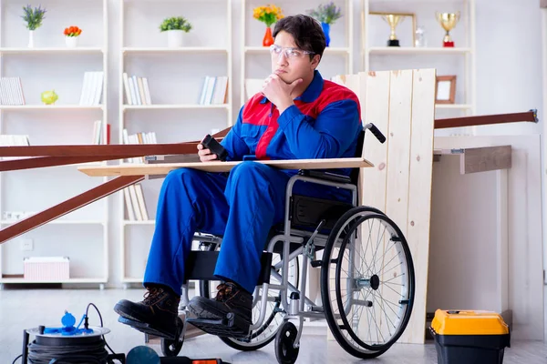 Stolarz niepełnosprawny pracujący w warsztacie — Zdjęcie stockowe