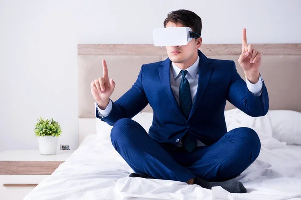 Affärsman bär en virtuell verklighet headset i sovrummet — Stockfoto