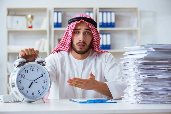 Uomo d'affari arabo che lavora in ufficio facendo scartoffie con un pi — Foto Stock