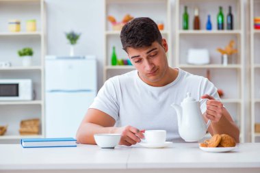 Fazla mesai sonrası kahvaltıda uyuyan bir adam.